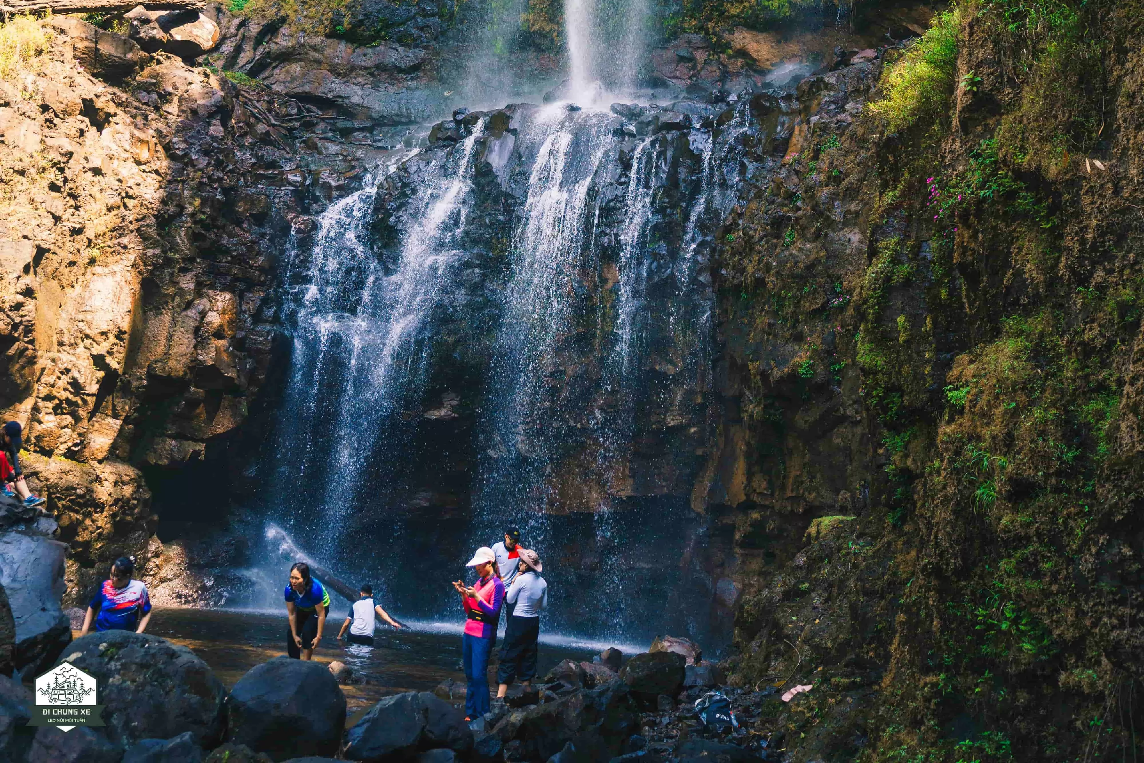 Thác liêng ài - đồi chè Tâm Châu